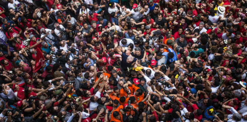 lula nosbracos do povo 04678