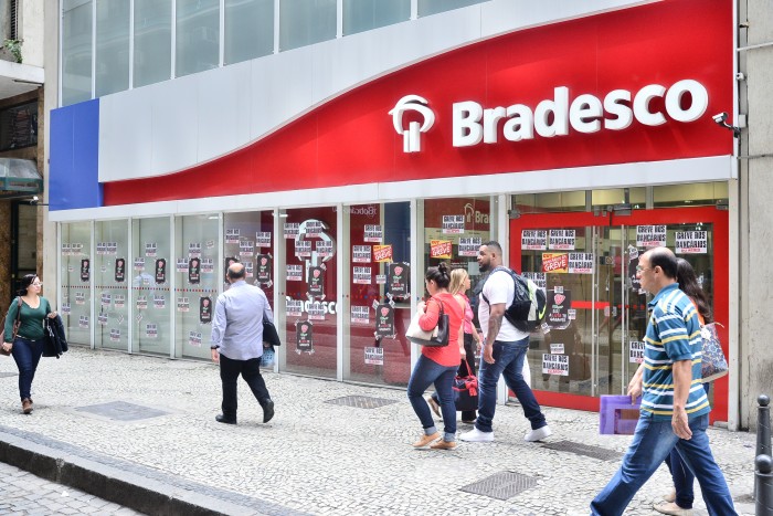 greve dos bancarios cresce 13 no seu terceiro 02589