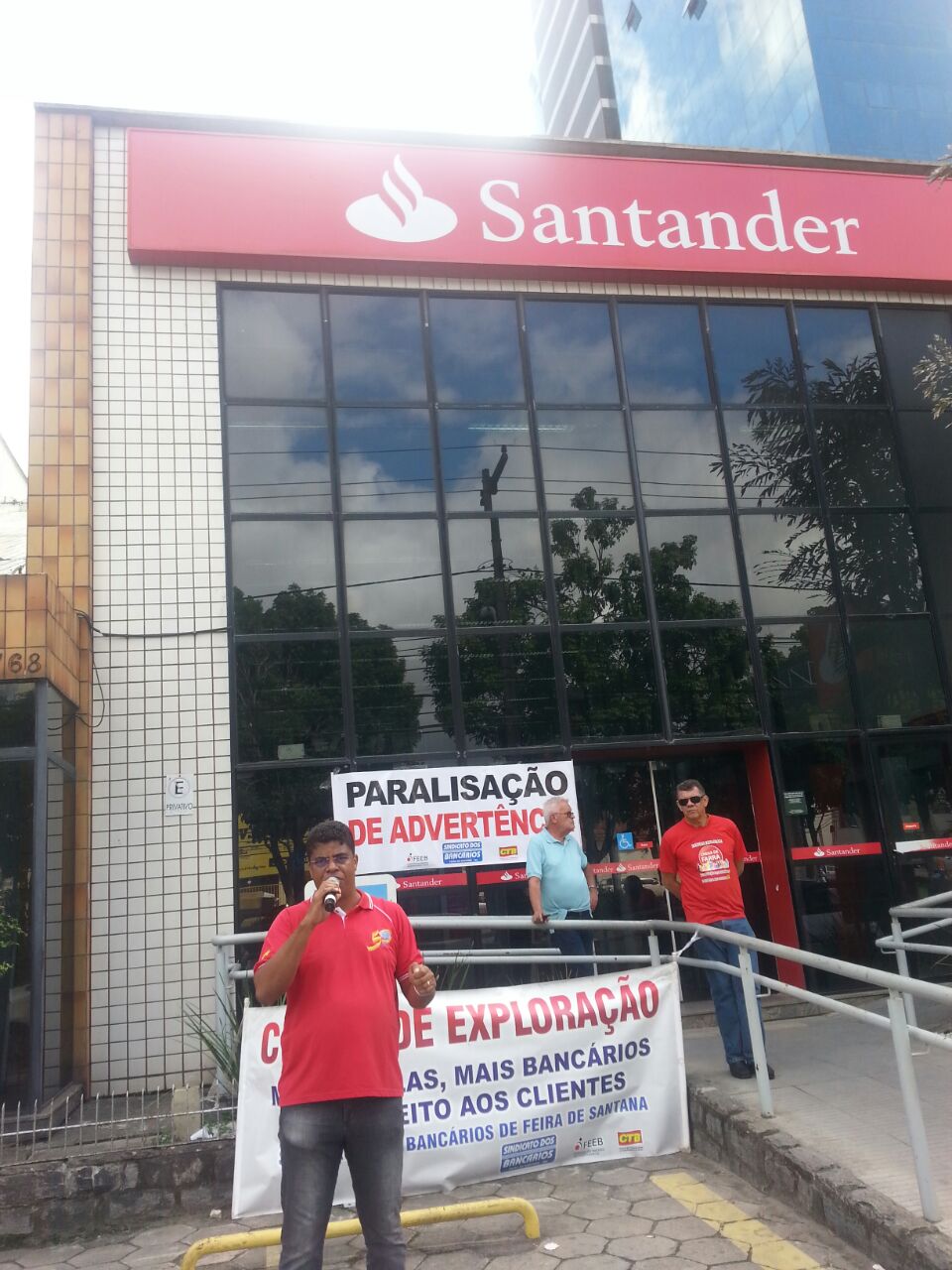 protesto santander feira 2