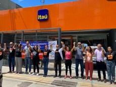 Bancários protestam contra o fechamento de agências do Itaú na Bahia 12.3 ato itau barra 1 3cc49