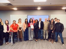 Funcionários entregam minuta de reivindicações ao Santander 22.6 entrega minuta santander b64d3