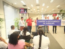 Sindicato e Federação protestam contra fechamento de agência do Santander 25.2 protesto santander 6b3db