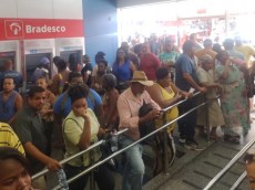 Caos no atendimento bancário revolta população de Camaçari filas brdesco camacari maio 0cdff