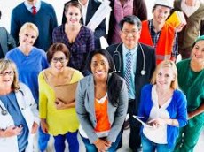 Ano começa com medidas que beneficiam o bolso e a saúde do trabalhador trabalhadores sorrindo 9aedd